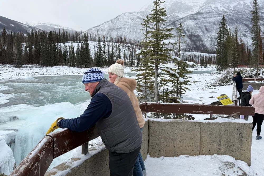 Else van WintersportCanadaAmerika met gids Dieter bij de Athabasca Falls